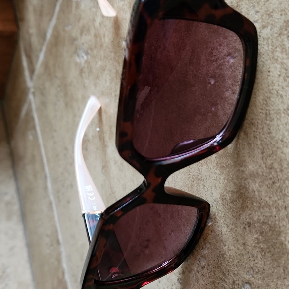 Tahari Tortoise Shell Oversized Sunglasses - Picture 11 of 12